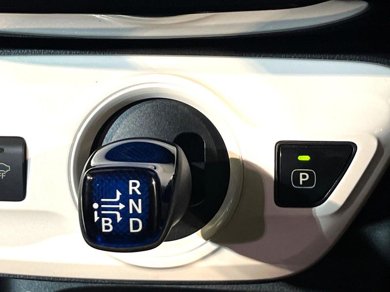2017 Toyota Prius DAA-ZVW55 (UW-6a9f7f6c951d2)[18]