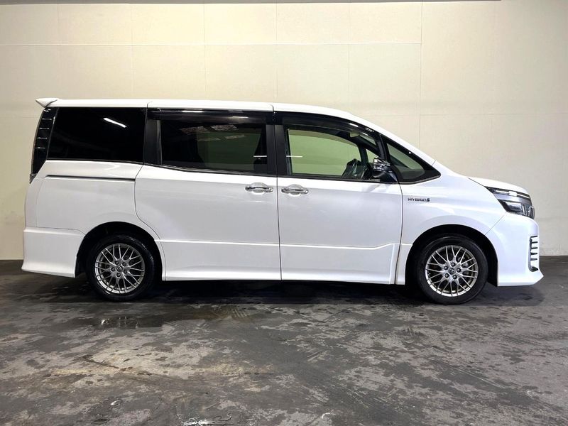 2016 Toyota Voxy DAA-ZWR80W (UW-6a9f7f7678a45)[17]