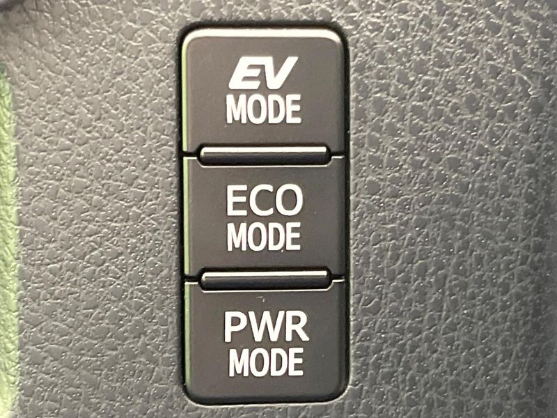 2019 Toyota Noah DAA-ZWR80W (UW-6a9f7f78bbaaa)[24]
