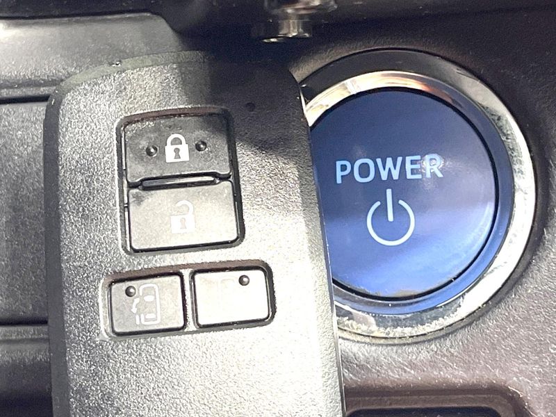 2019 Toyota Noah DAA-ZWR80W (UW-6a9f7f78cac33)[14]