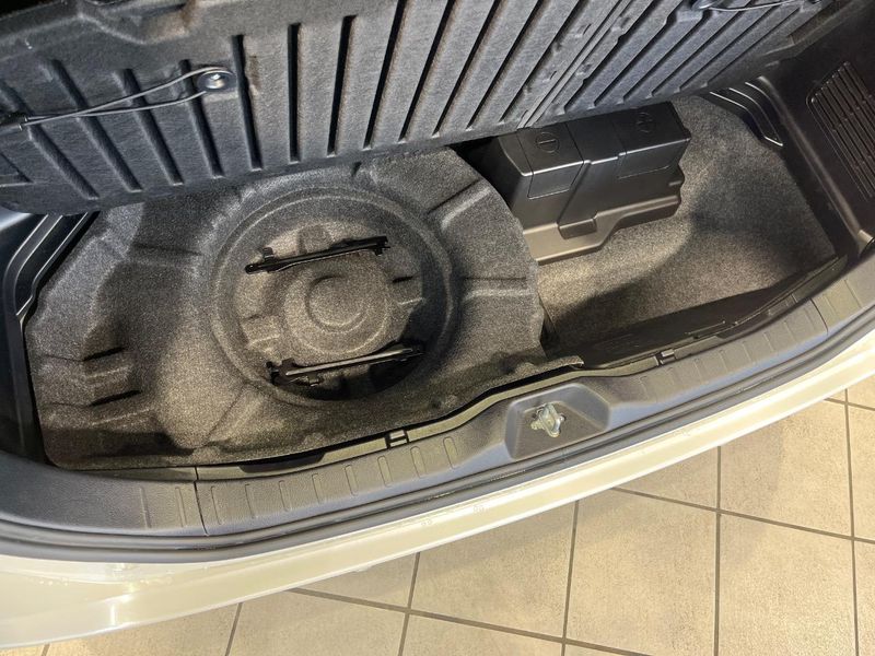 2019 Toyota Esquire DAA-ZWR80G (UW-6a9f7f79e280c)[24]