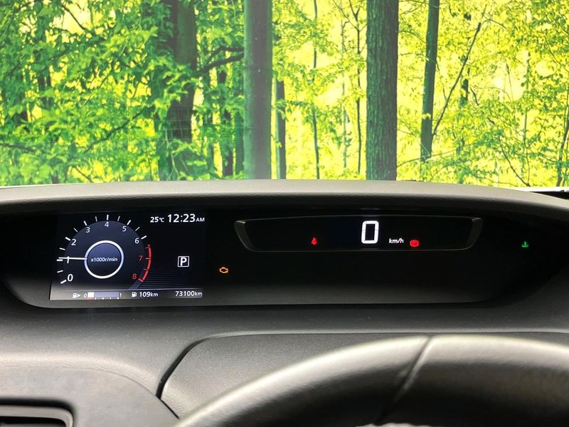 2017 Nissan Serena DAA-GFC27 (UW-6aa0cd96e10e2)[17]