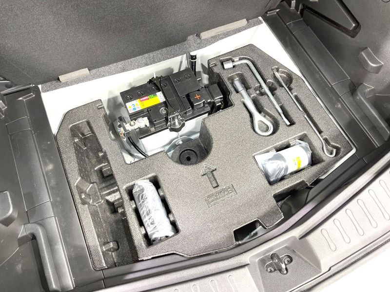 2017 Nissan Note DAA-HE12 (UW-6aa0cdda22c0c)[19]