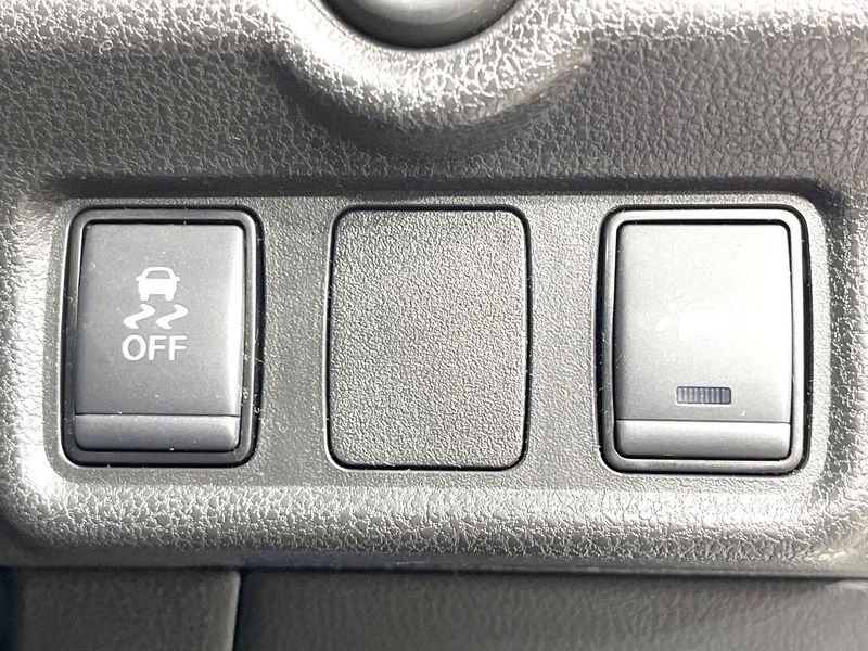 2017 Nissan Note DAA-HE12 (UW-6aa0cdda22c0c)[15]