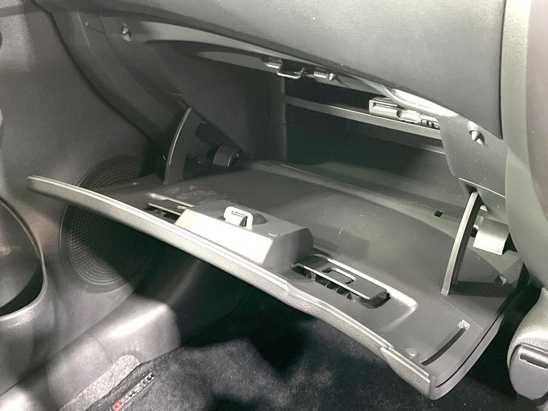 2017 Nissan Note DAA-HE12 (UW-6aa0cdda22c0c)[29]