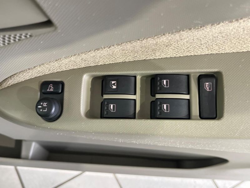 2011 Daihatsu Move DBA-LA100S (UW-6aa0ce971d9ce)[28]