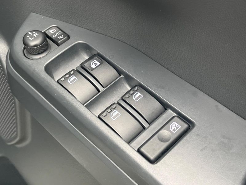 2016 Toyota Pixis Mega DBA-LA700A (UW-6aa0cecc315bc)[25]