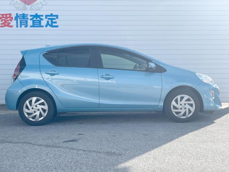 2015 Toyota Aqua DAA-NHP10 (UW-6aa0cfe028c4d)[9]