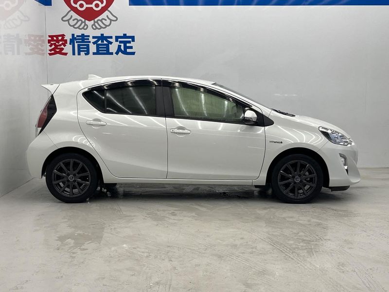 2015 Toyota Aqua DAA-NHP10 (UW-6aa0cfe10e56f)[17]