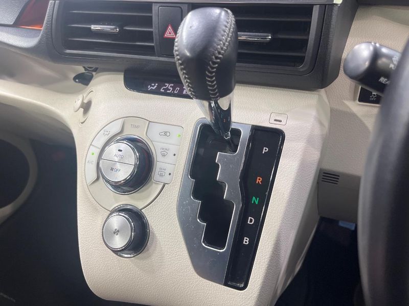 2015 Toyota Sienta DAA-NHP170G (UW-6aa0cfeaa8f14)[19]