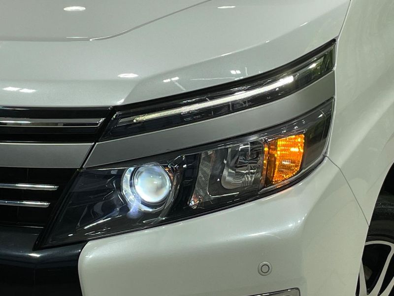 2017 Toyota Voxy DBA-ZRR80W (UW-6aa0d0a91d46f)[10]
