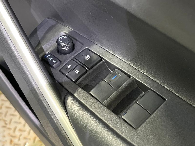 2021 Toyota Corolla Cross 6AA-ZVG15 (UW-6aa0d0c4a725f)[19]