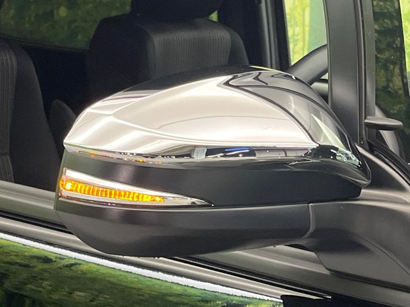 2019 Toyota Voxy DAA-ZWR80W (UW-6aa0d0e8059e5)[16]