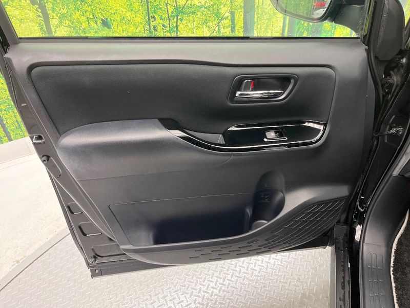 2019 Toyota Voxy DAA-ZWR80W (UW-6aa0d0e8059e5)[28]