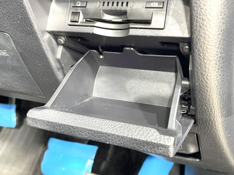 2019 Toyota Noah DAA-ZWR80W (UW-6aa0d0e96a2f8)[15]