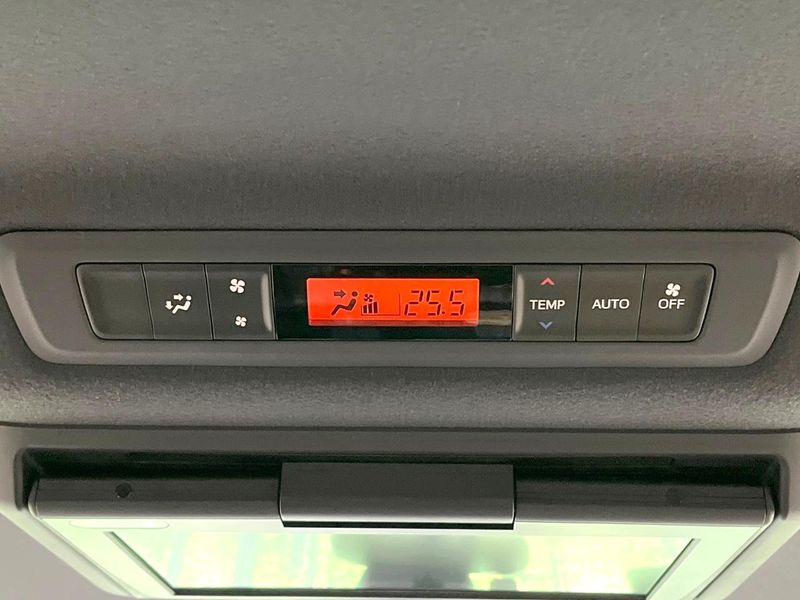 2019 Toyota Noah DAA-ZWR80W (UW-6aa0d0e96a2f8)[26]