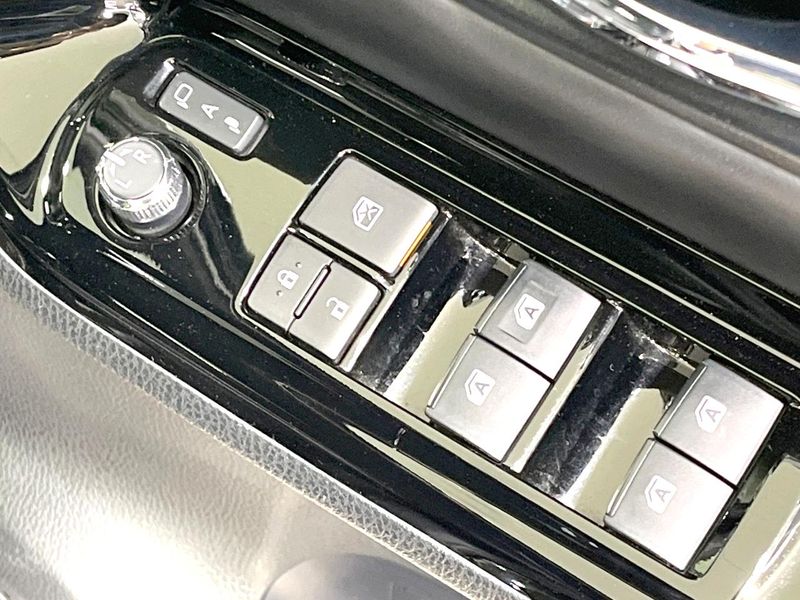 2019 Toyota Noah DAA-ZWR80W (UW-6aa0d0e96a2f8)[9]