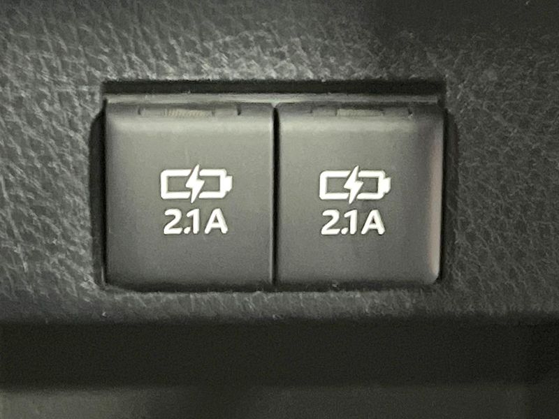 2019 Toyota Noah DAA-ZWR80W (UW-6aa0d0e96a2f8)[25]