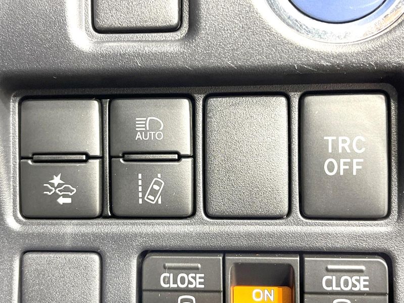 2019 Toyota Noah DAA-ZWR80W (UW-6aa0d0e96a2f8)[12]