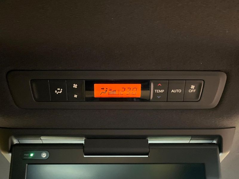 2019 Toyota Voxy DAA-ZWR80W (UW-6aa0d0e96b4d5)[25]