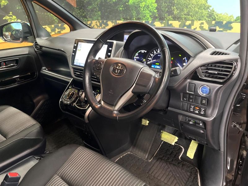 2019 Toyota Voxy DAA-ZWR80W (UW-6aa0d0e96b4d5)[20]