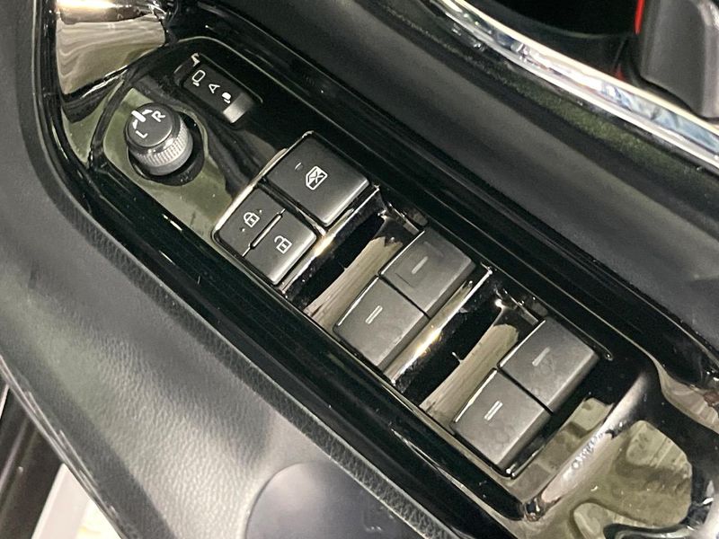 2021 Toyota Voxy 6AA-ZWR80W (UW-6aa0d0eba2466)[21]