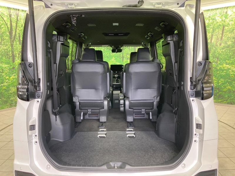 2022 Toyota Voxy 6BA-MZRA90W (UW-6aa2211687696)[10]