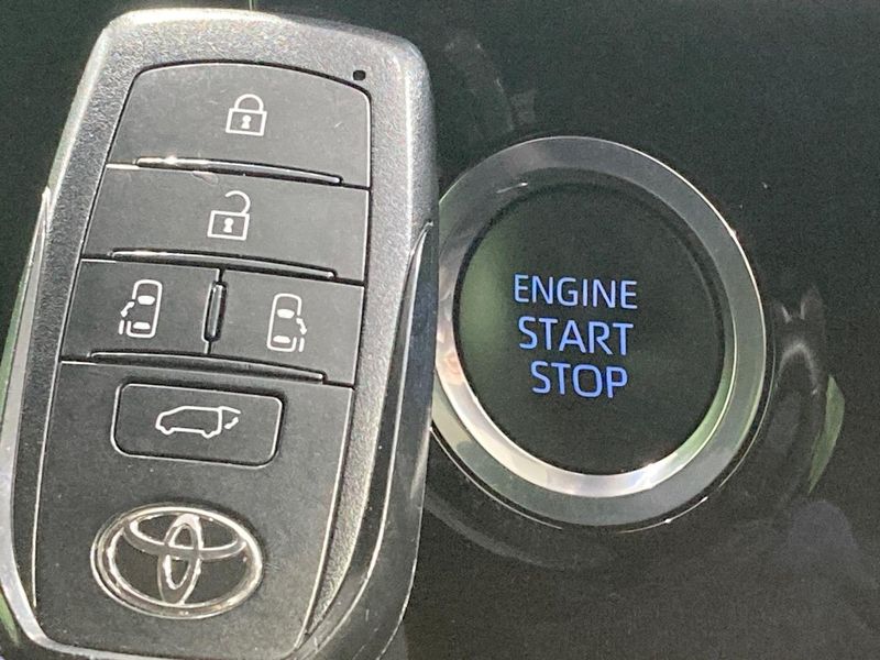 2022 Toyota Voxy 6BA-MZRA90W (UW-6aa2211687696)[25]
