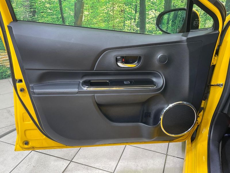 2015 Toyota Aqua DAA-NHP10 (UW-6aa221282029a)[9]