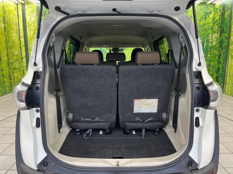 2017 Toyota Sienta DAA-NHP170G (UW-6aa221372e42f)[23]