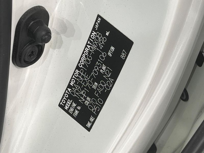 2017 Toyota Sienta DAA-NHP170G (UW-6aa221372e42f)[1]