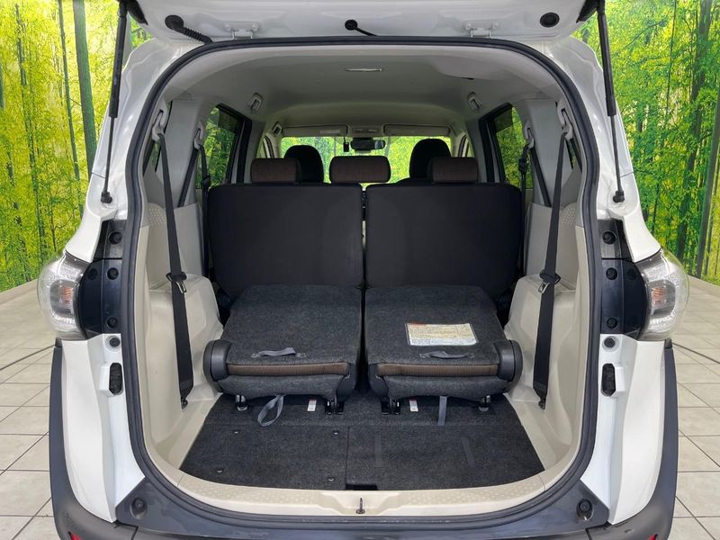 2017 Toyota Sienta DAA-NHP170G (UW-6aa221372e42f)[22]