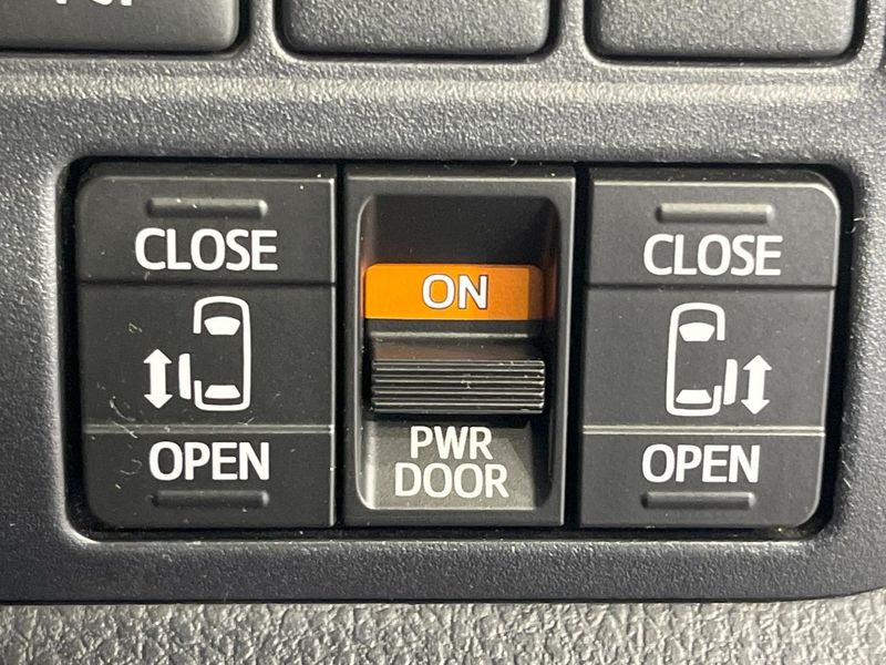 2020 Toyota Voxy 3BA-ZRR80W (UW-6aa221fdadd8d)[11]