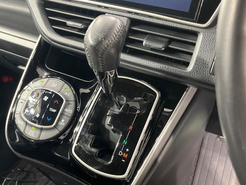 2020 Toyota Voxy 3BA-ZRR80W (UW-6aa221fdadd8d)[24]