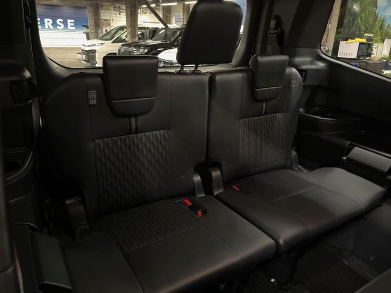 2023 Toyota Noah 6AA-ZWR90W (UW-6aa2223f9c0e2)[17]