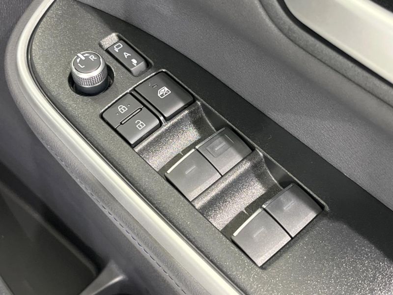 2023 Toyota Voxy 6AA-ZWR95W (UW-6aa22247842c3)[15]