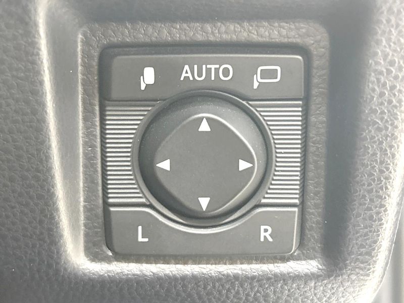 2020 Toyota Crown Hybrid 6AA-AZSH20 (UW-6aa3700ba0812)[21]