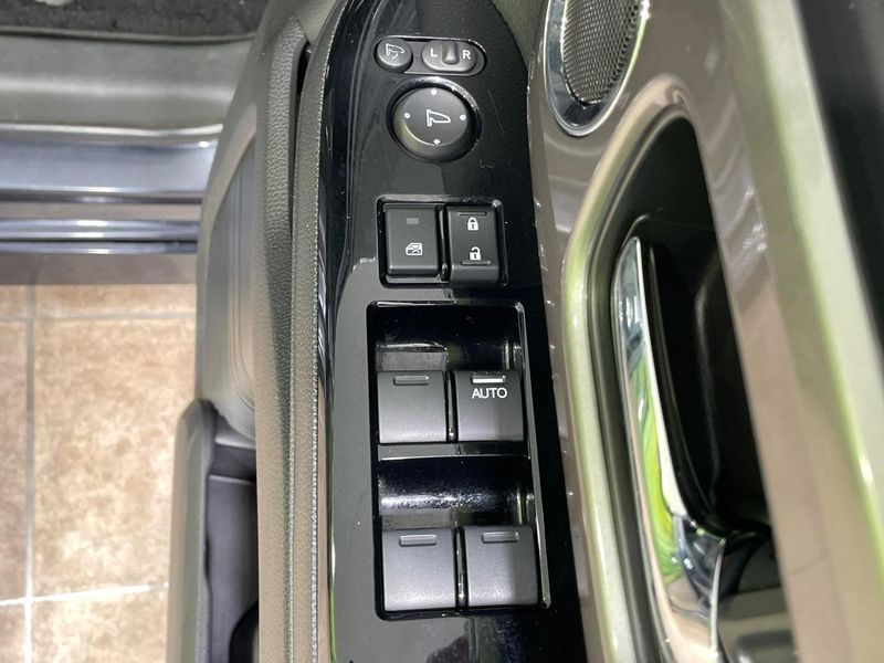 2022 Honda N-BOX CUSTOM 6BA-JF3 (UW-6aa37158d0bec)[19]