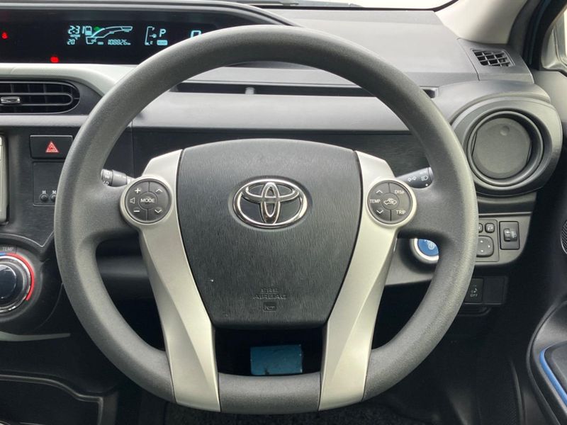 2014 Toyota Aqua DAA-NHP10 (UW-6aa372fca8381)[21]
