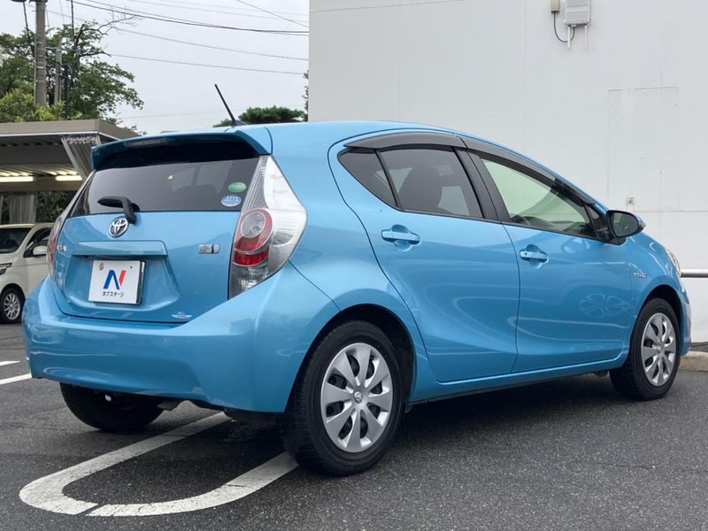 2014 Toyota Aqua DAA-NHP10 (UW-6aa372fca8381)[8]