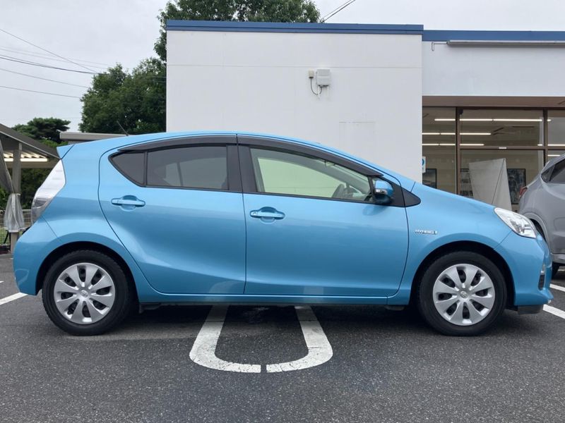 2014 Toyota Aqua DAA-NHP10 (UW-6aa372fca8381)[7]