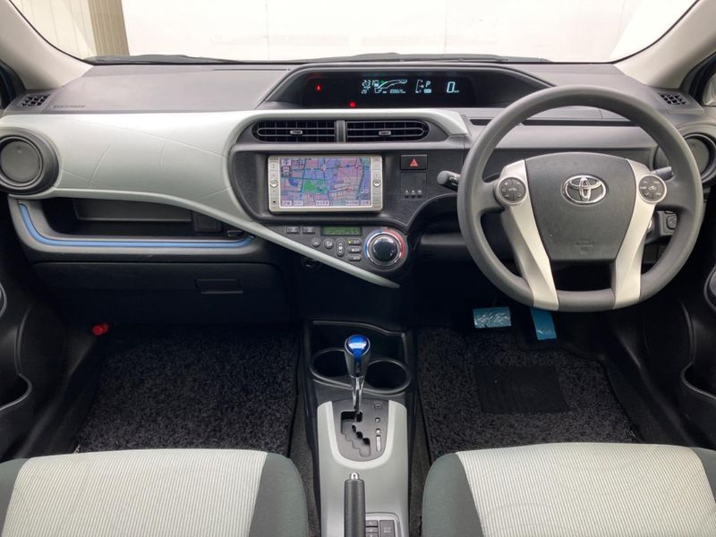 2014 Toyota Aqua DAA-NHP10 (UW-6aa372fca8381)[20]