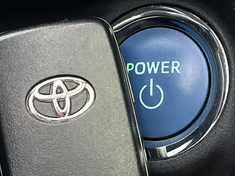 2017 Toyota Aqua DAA-NHP10 (UW-6aa3730923eca)[21]