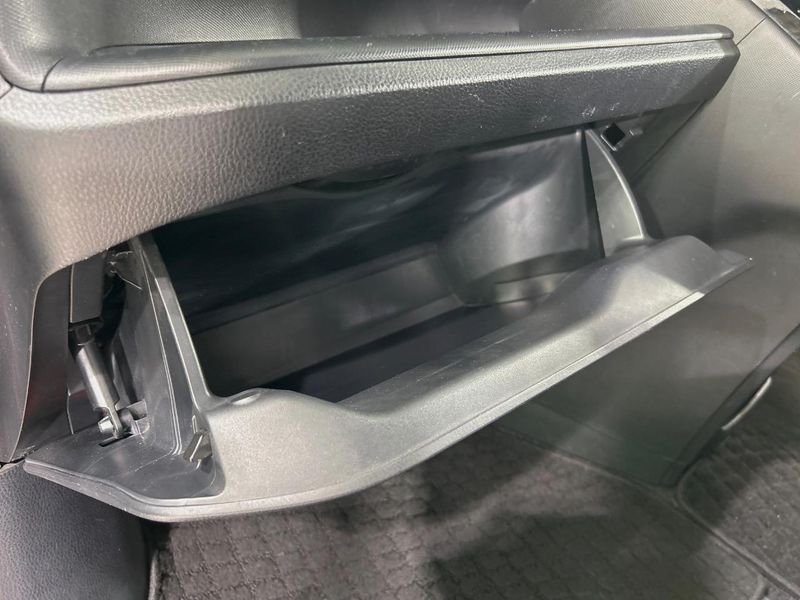 2017 Toyota Voxy DBA-ZRR80W (UW-6aa3740374151)[28]