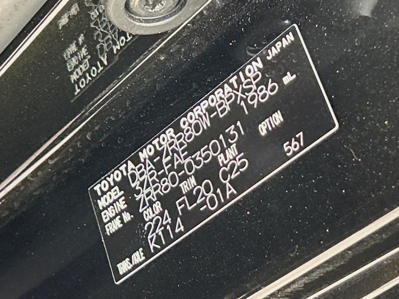 2017 Toyota Voxy DBA-ZRR80W (UW-6aa3740374151)[1]