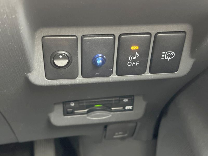 2011 Toyota Prius α DAA-ZVW41W (UW-6aa374295bf18)[28]