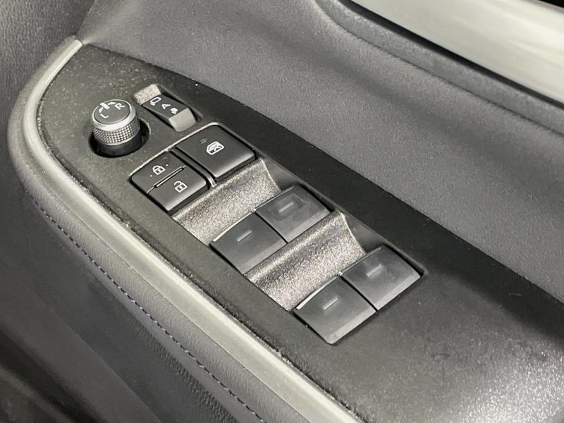 2025 Toyota Voxy 6AA-ZWR90W (UW-6aa3745d7725e)[26]