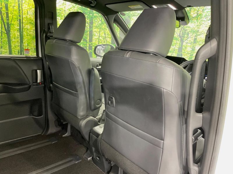2025 Toyota Voxy 6AA-ZWR90W (UW-6aa3745d7725e)[28]