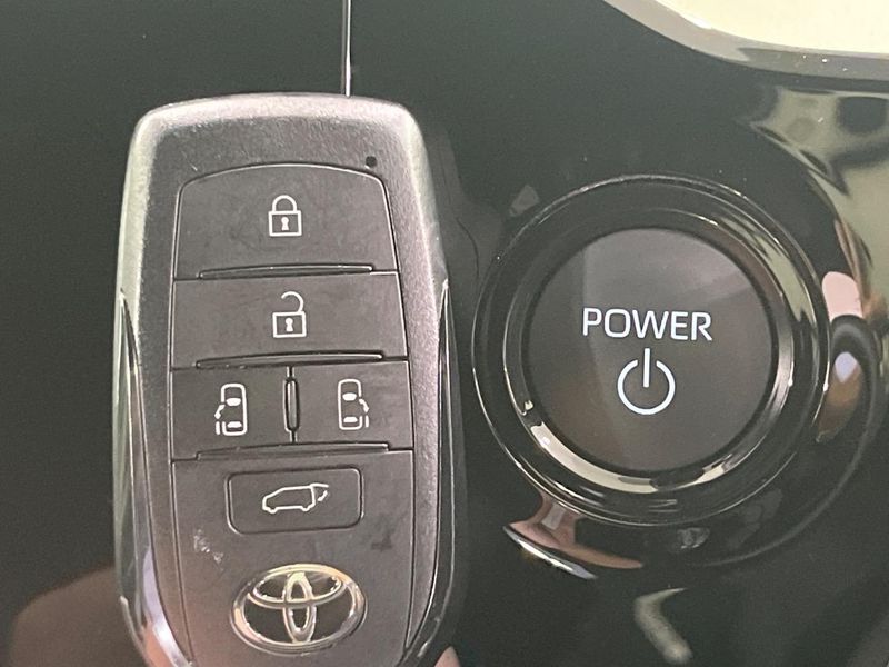 2024 Toyota Voxy 6AA-ZWR90W (UW-6aa3745fd2230)[29]