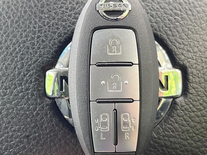 2015 Nissan Serena DAA-HC26 (UW-6aa4c266e99c6)[27]